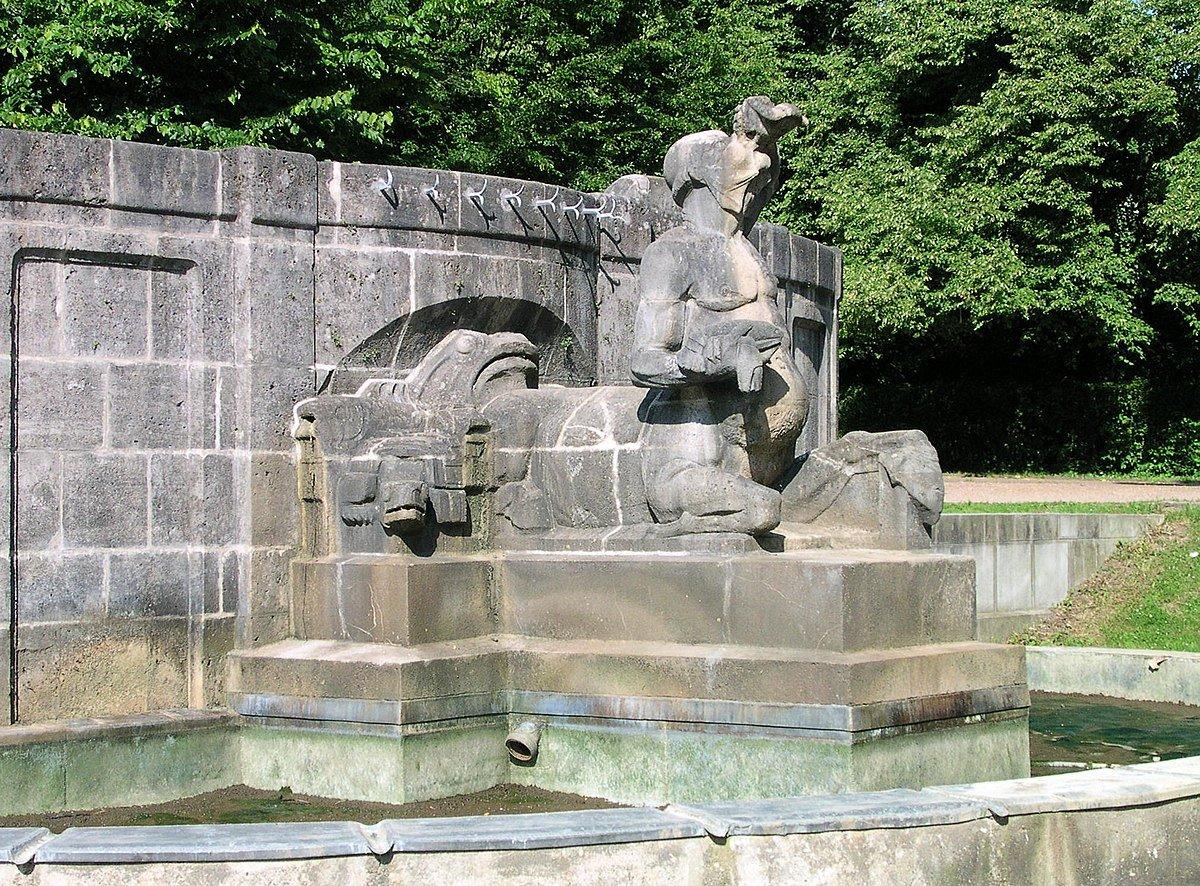 트리톤 분수 정면