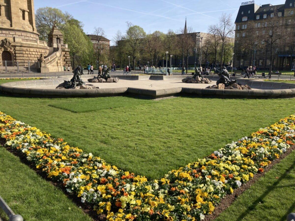 만하임 바서투름(급수탑)과 함께 보이는 분수