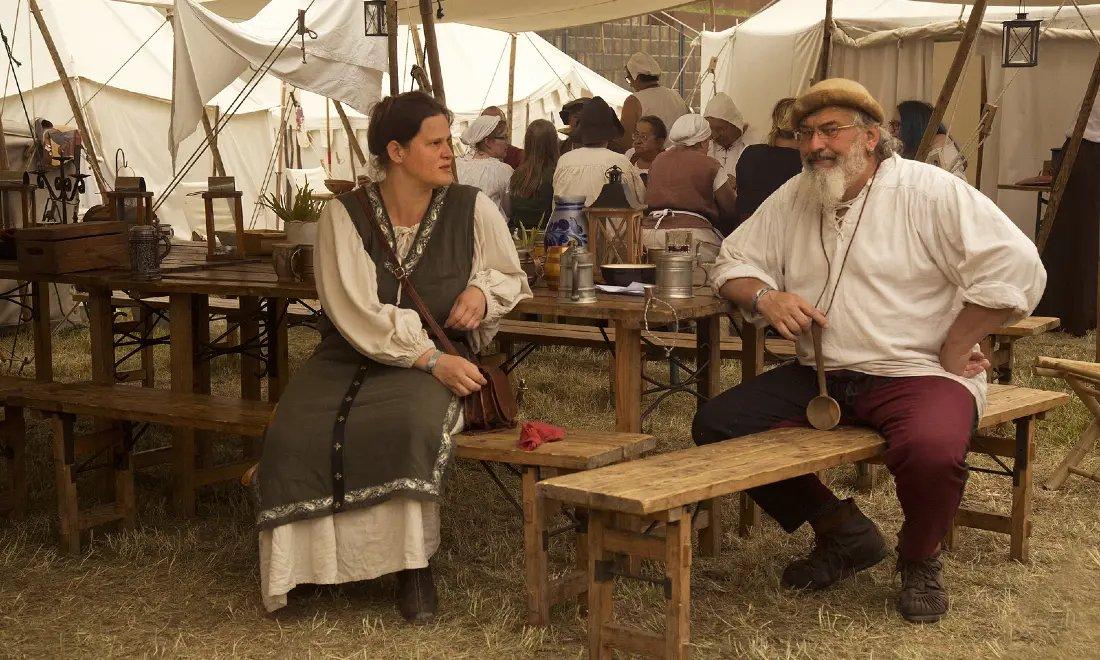 헤어초겐리트 공원에서 열리는 중세 시장 풍경