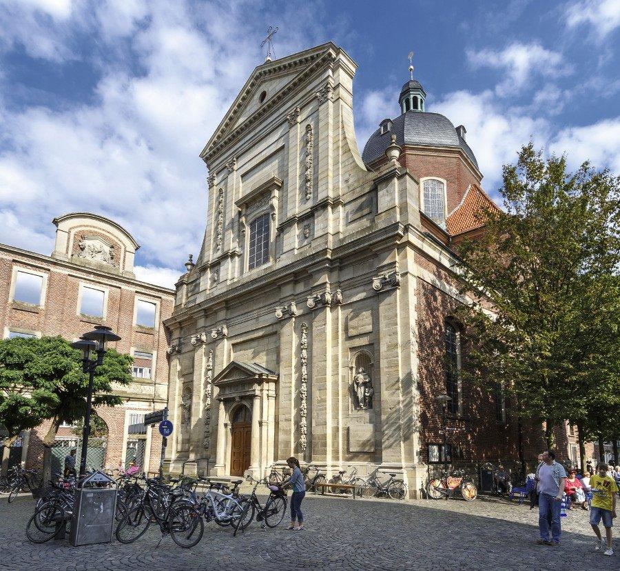 교회 정면 파사드