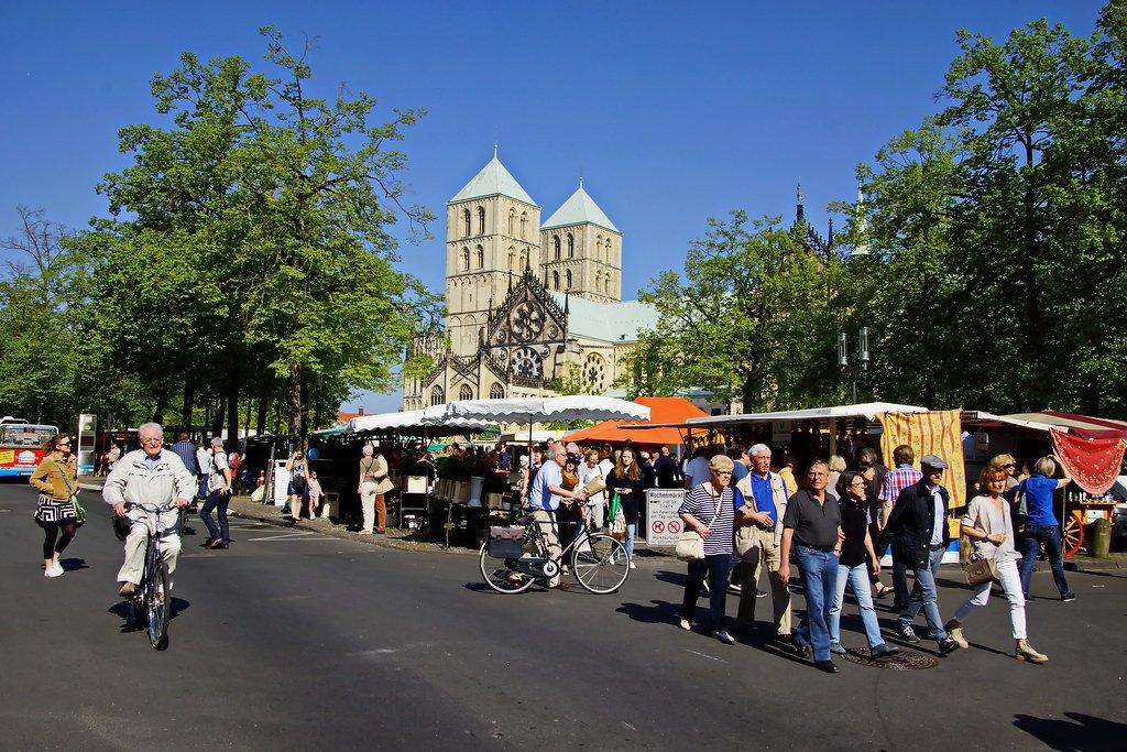 뮌스터 대성당 앞 시장 전경