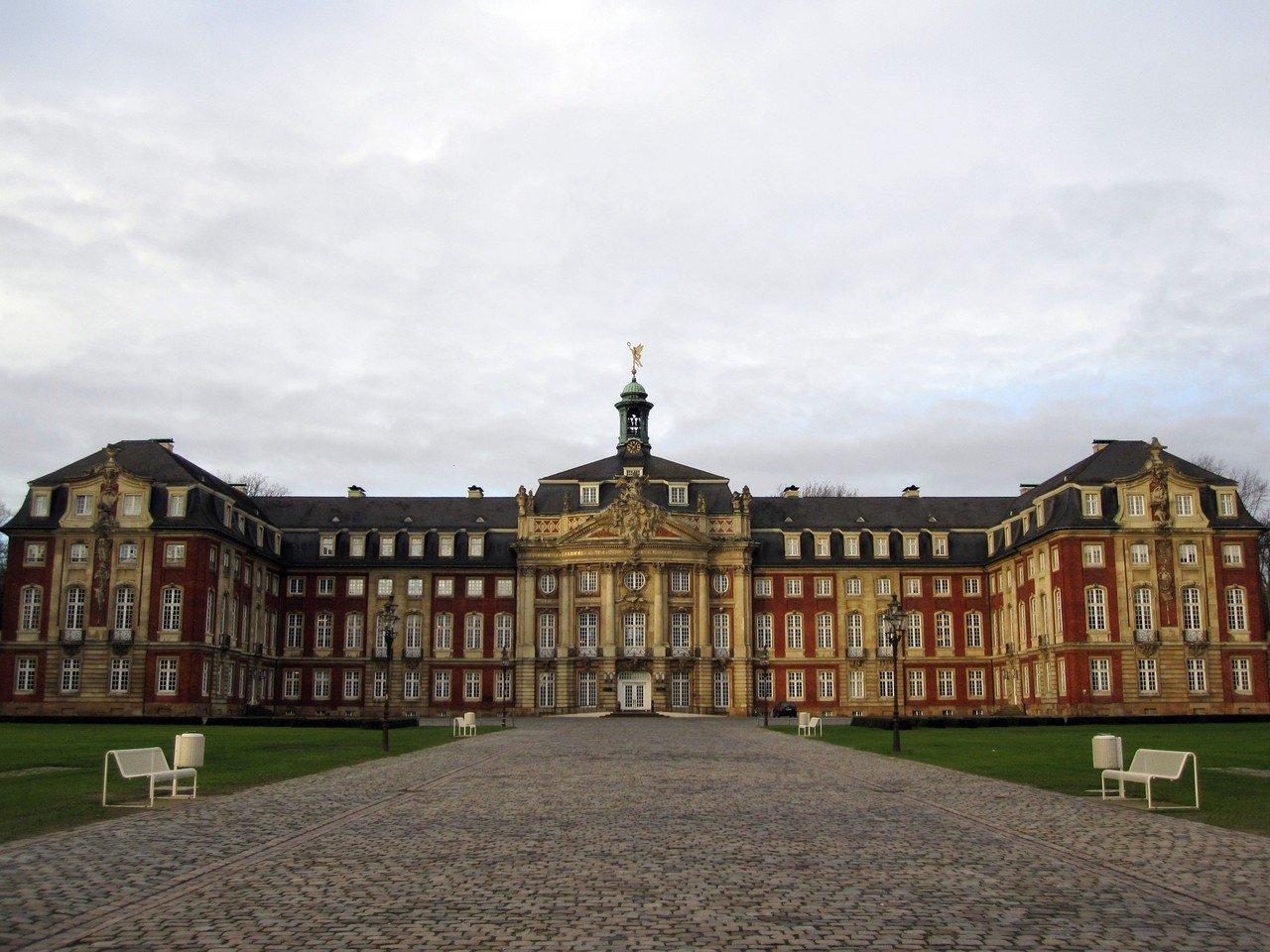 광장 중앙에서 성을 바라보는 뷰