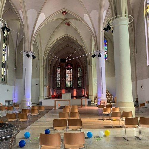 현대적으로 개조된 교회 내부