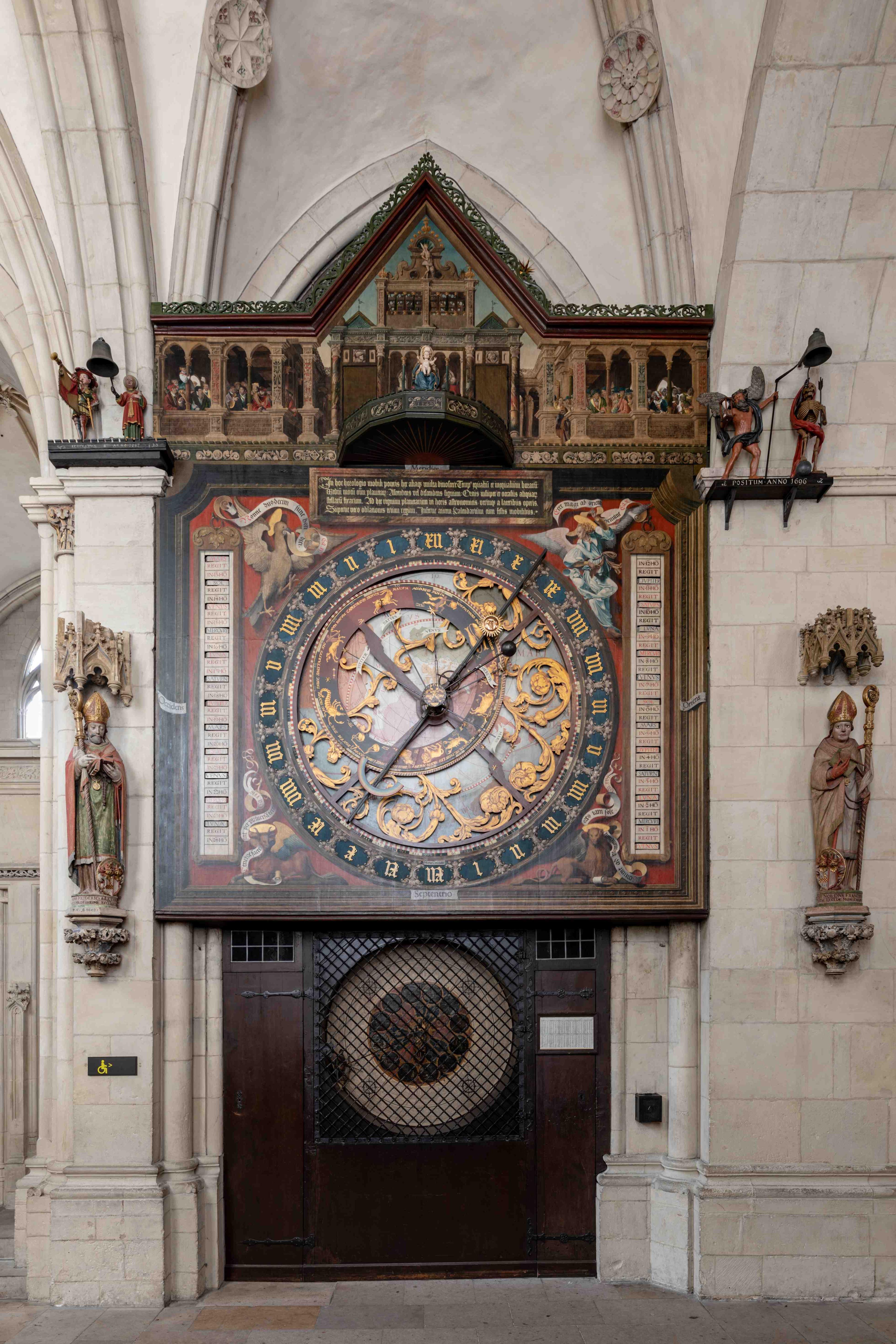 천문시계 (Astronomical Clock) 앞