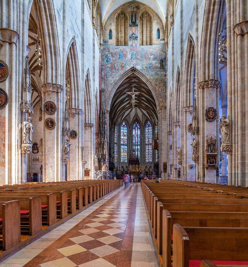 본당 중앙 통로 (제단을 향해)