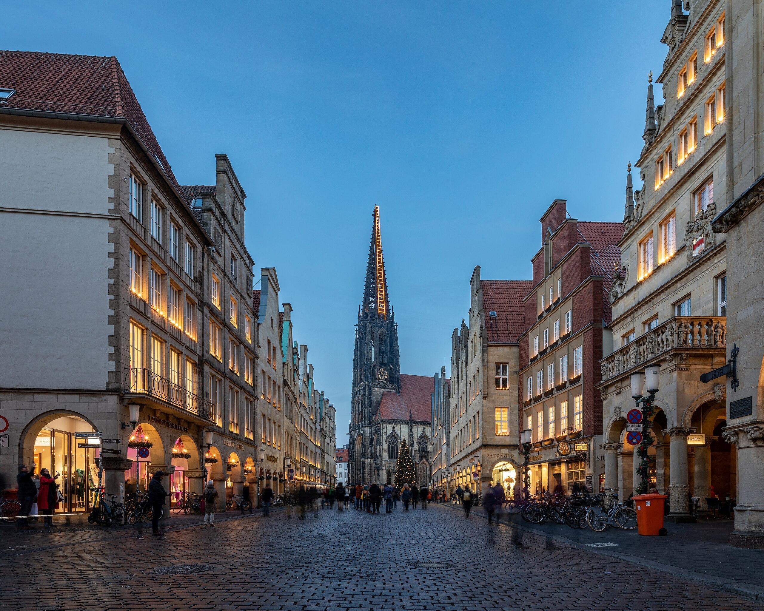 박공지붕 건물과 아케이드 거리