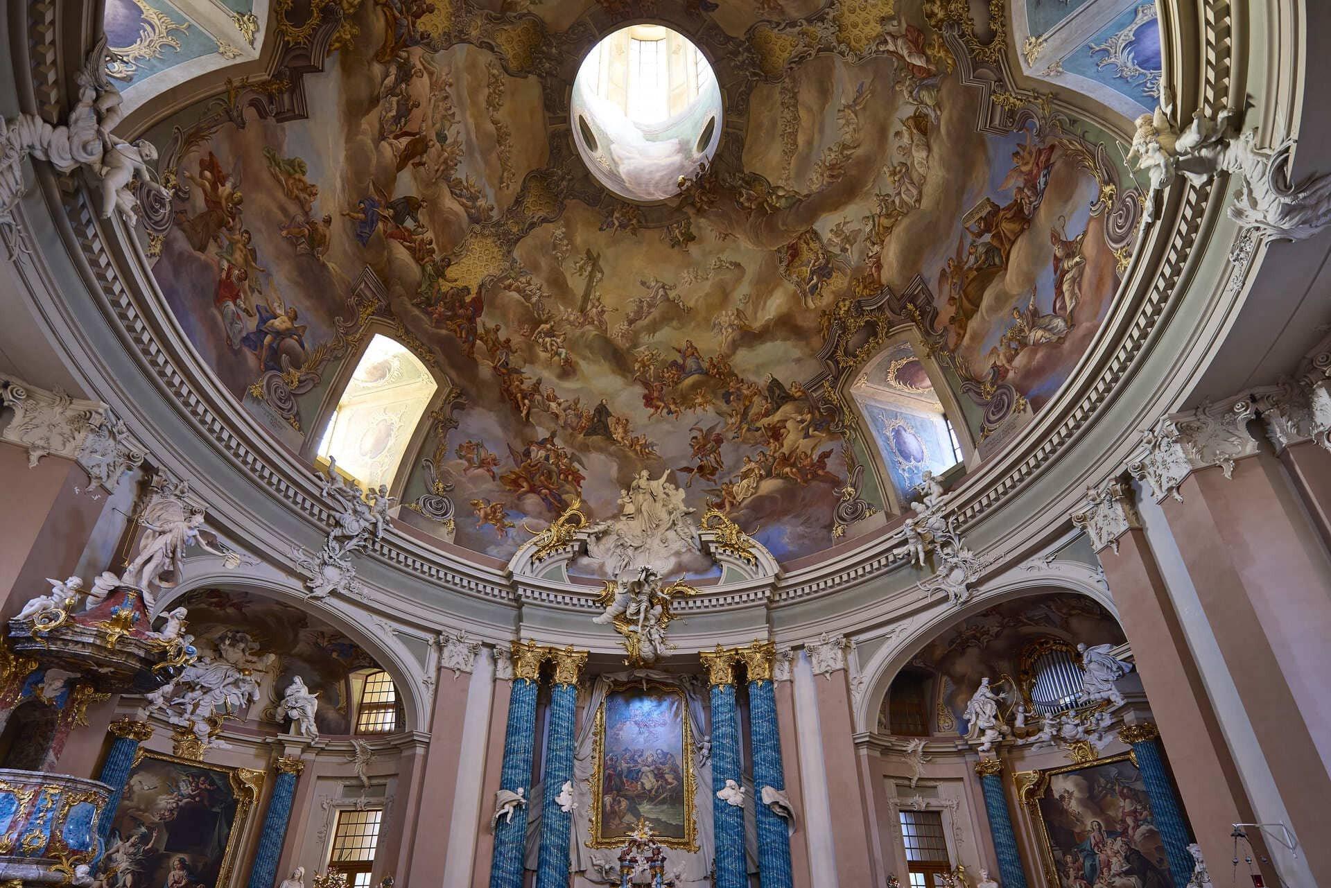 교회 내부 중앙 제단과 돔