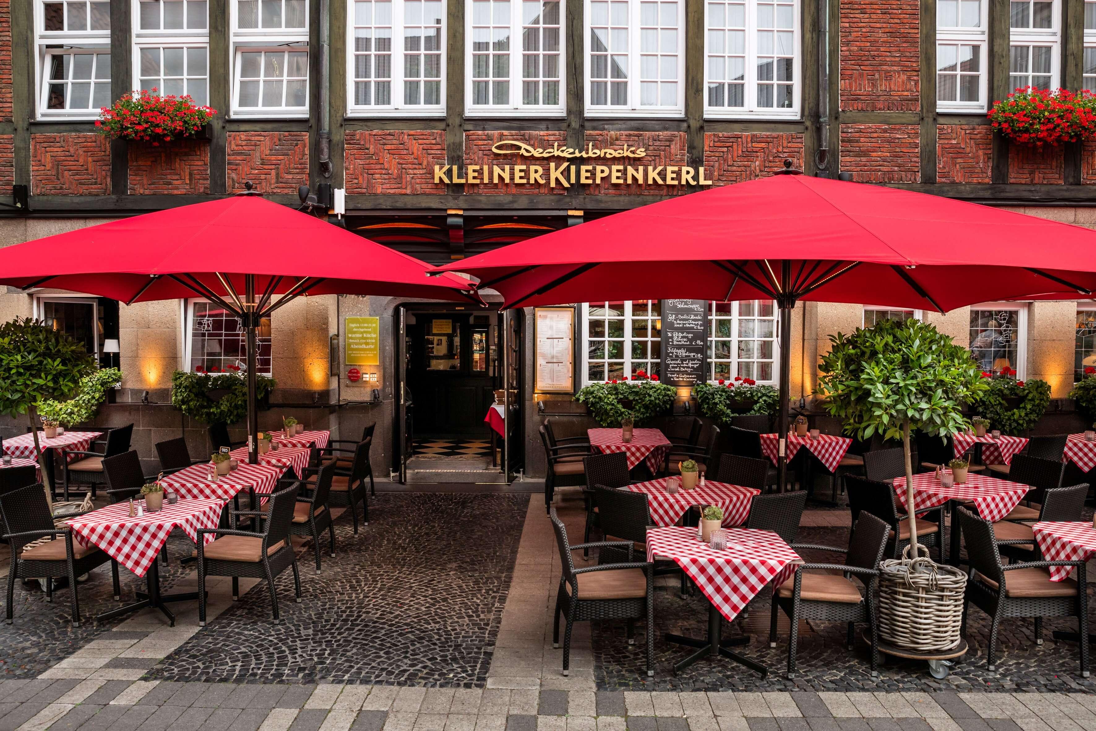 인접 레스토랑 야외 좌석에서의 스냅샷