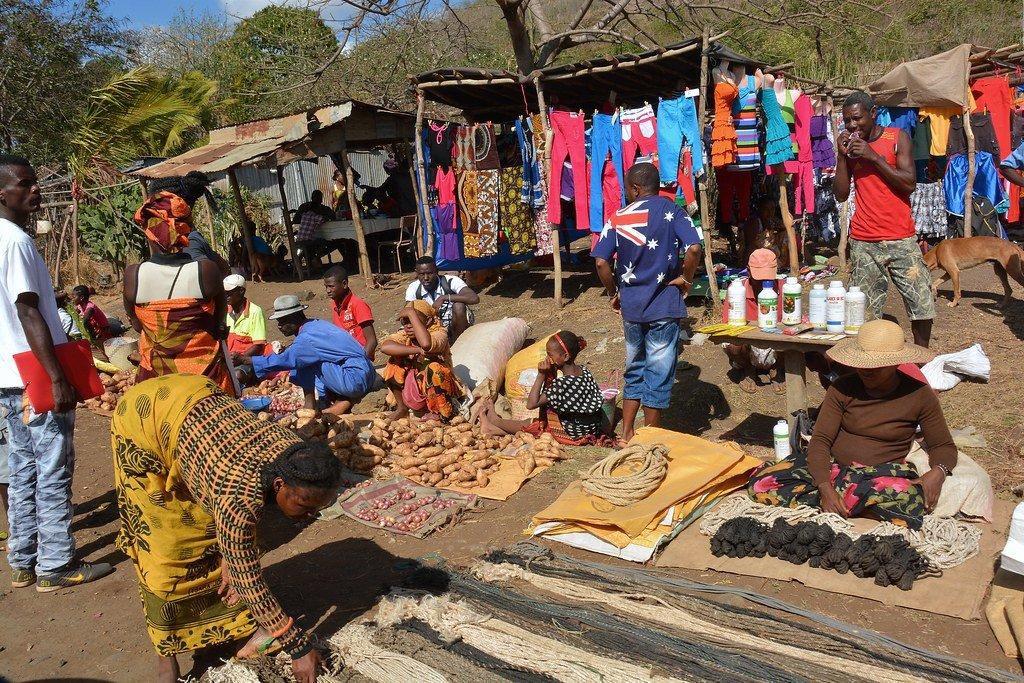 활기 넘치는 시장 통로