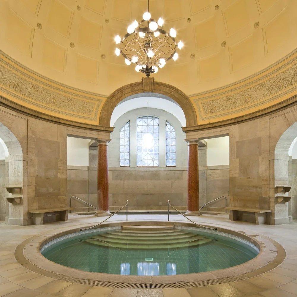 수영장 주변 디테일 (조각상, 타일, 창문 등)