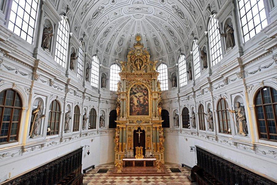 교회 후면에서 바라본 네이브 전경