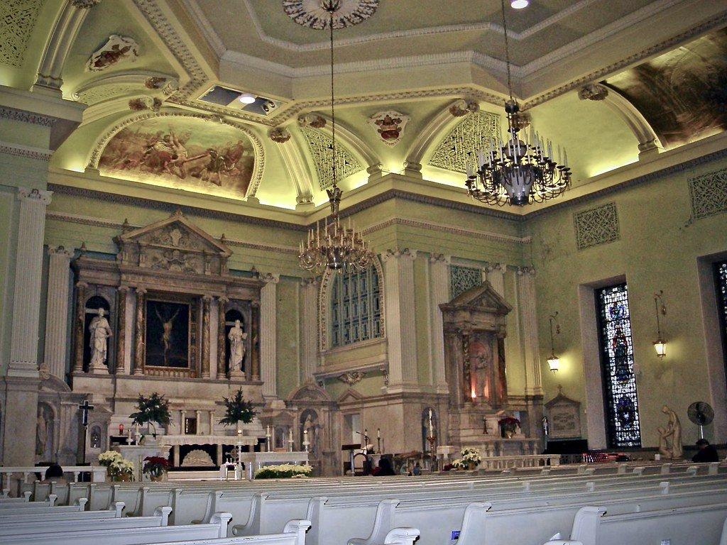 교회 내부 중앙 제단 앞