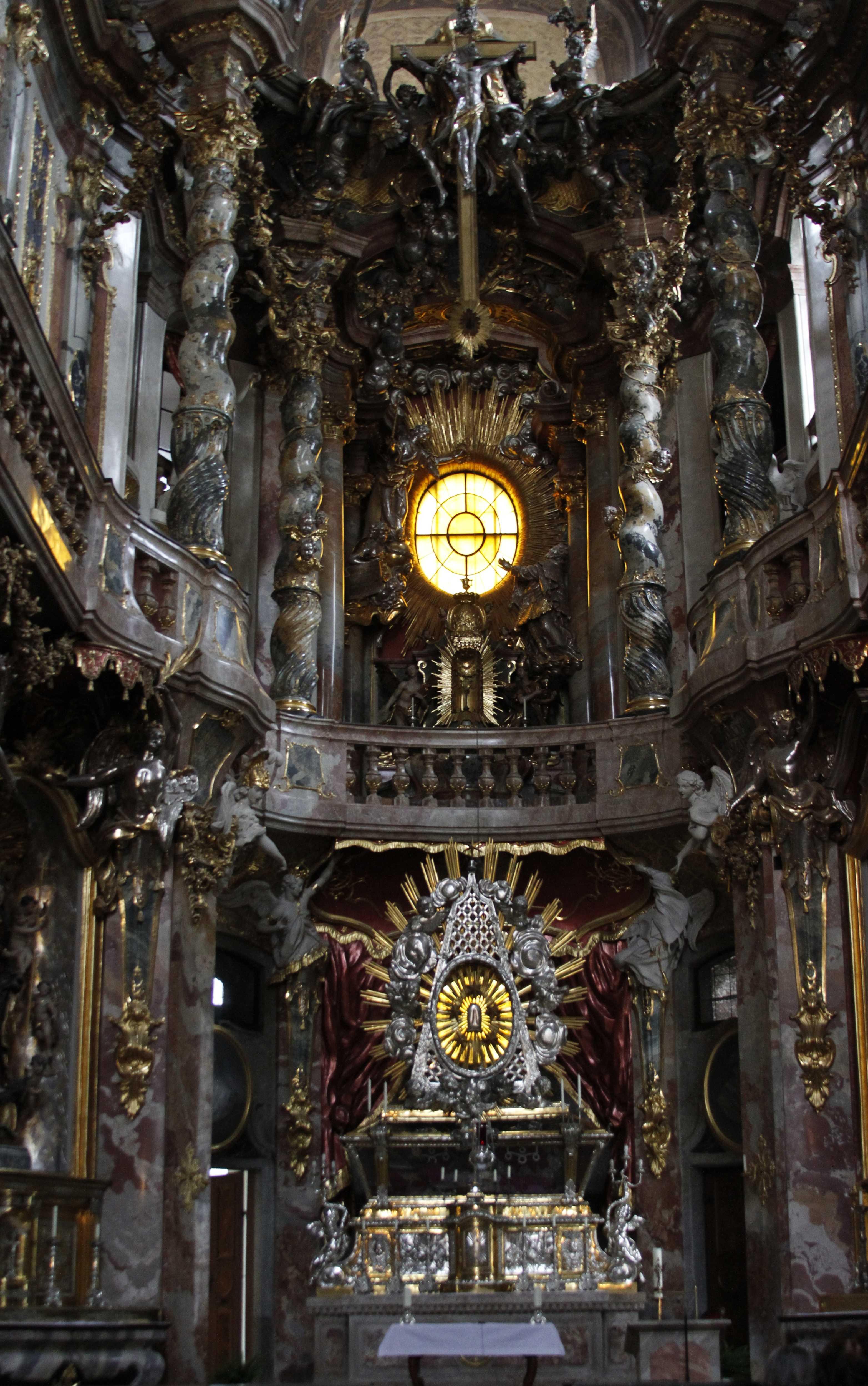 황금빛 중앙 제단과 나선형 기둥