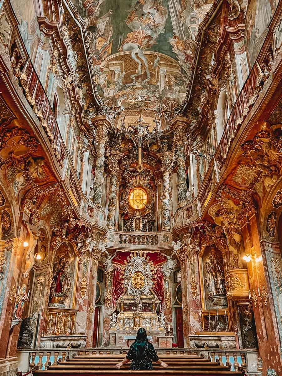 입구에서 바라본 교회 내부 전경