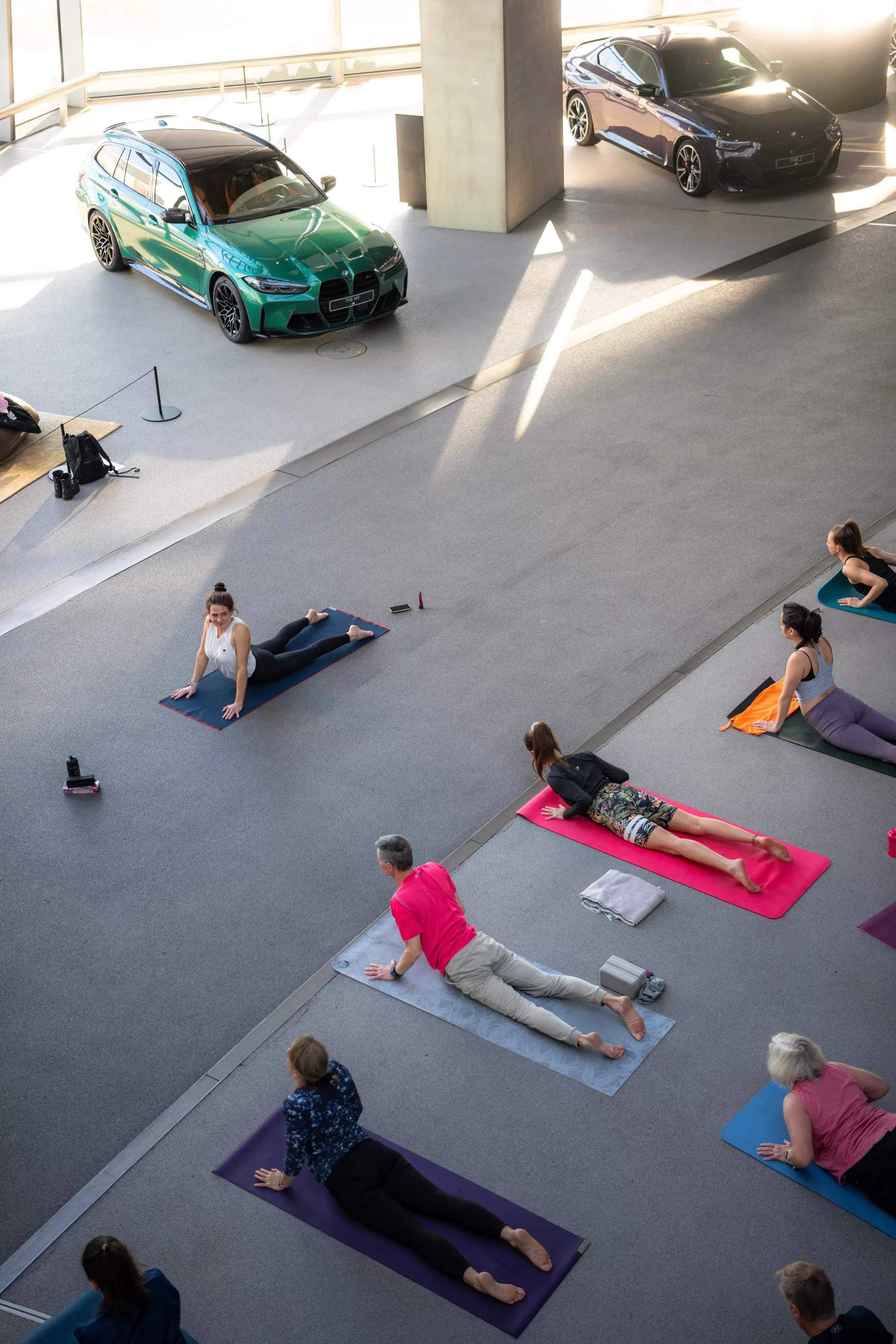BMW 벨트에서 진행되는 요가 수업