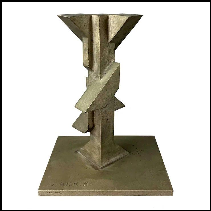 분수 중앙 금속 조형물과 다채로운 바닥면