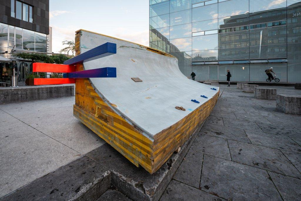 구 우체국 미술관을 배경으로 한 분수 전경