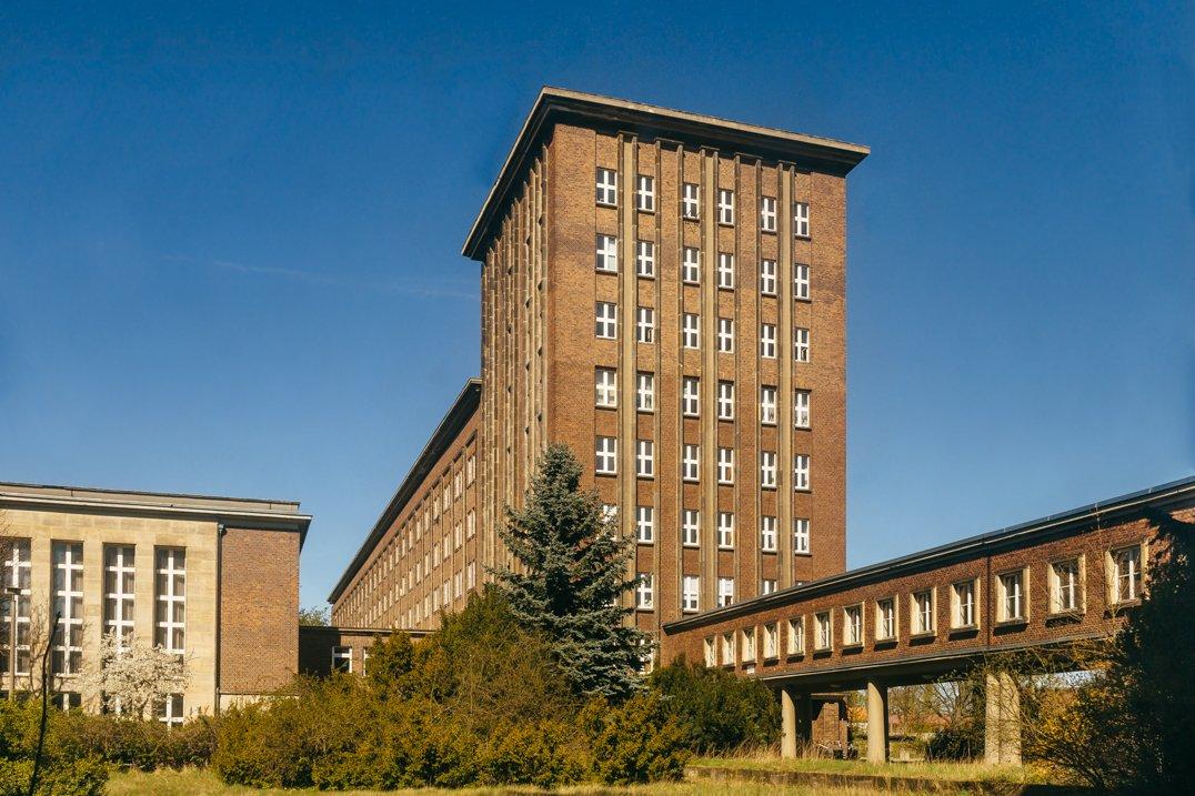 건물 외관 및 내부 복도