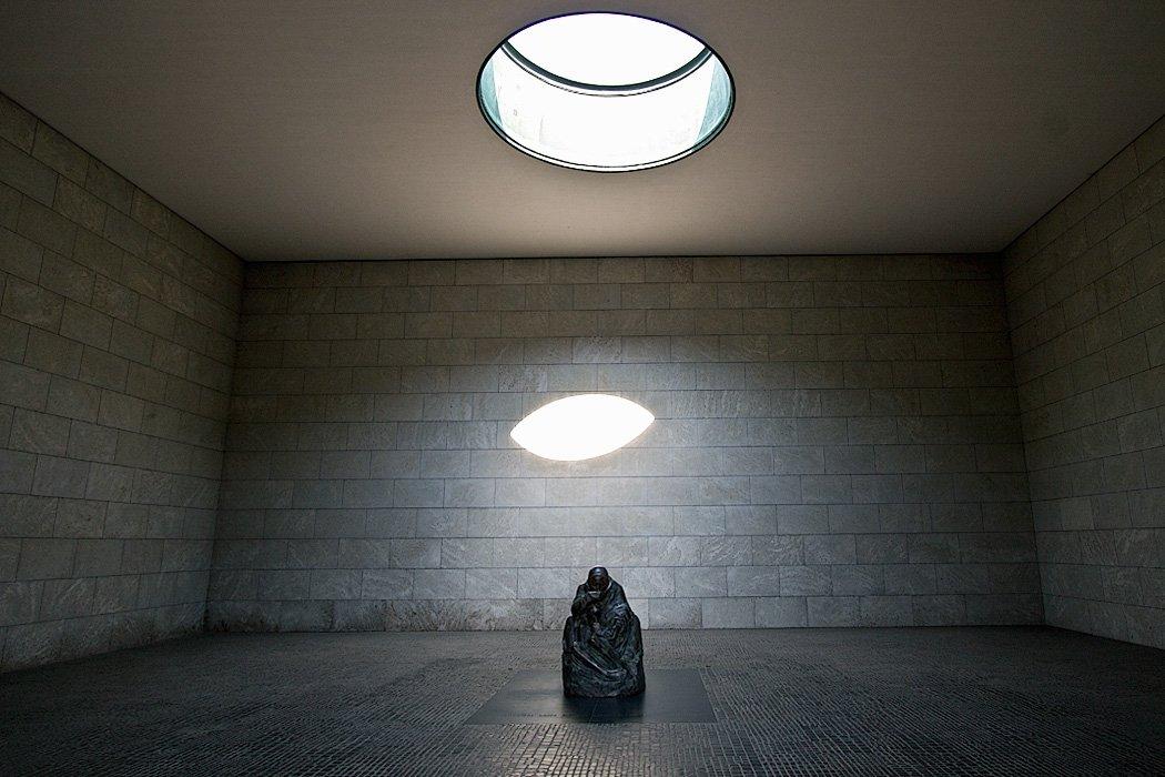 내부 조각상과 오쿨루스