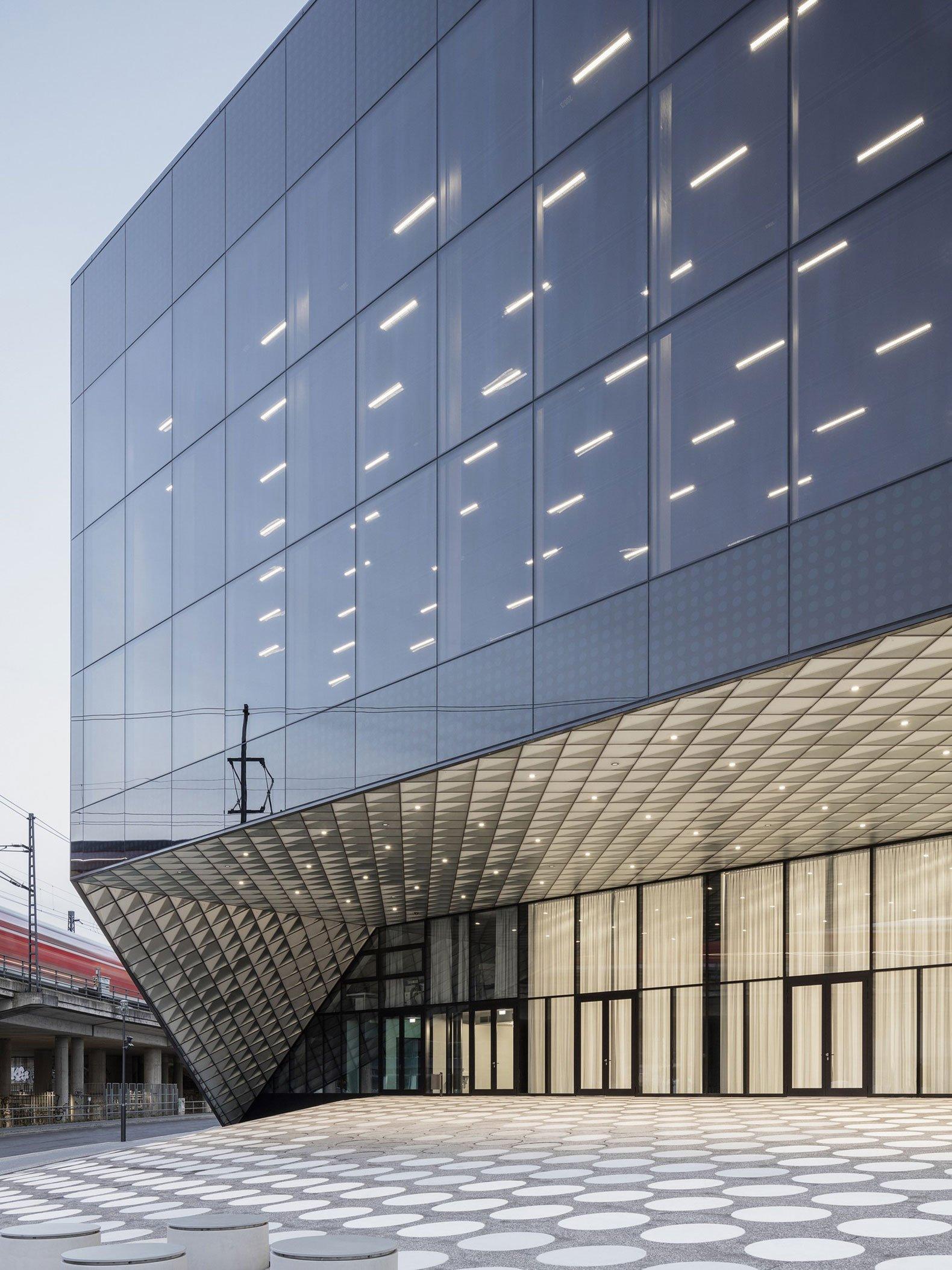 건물 외관 및 입구