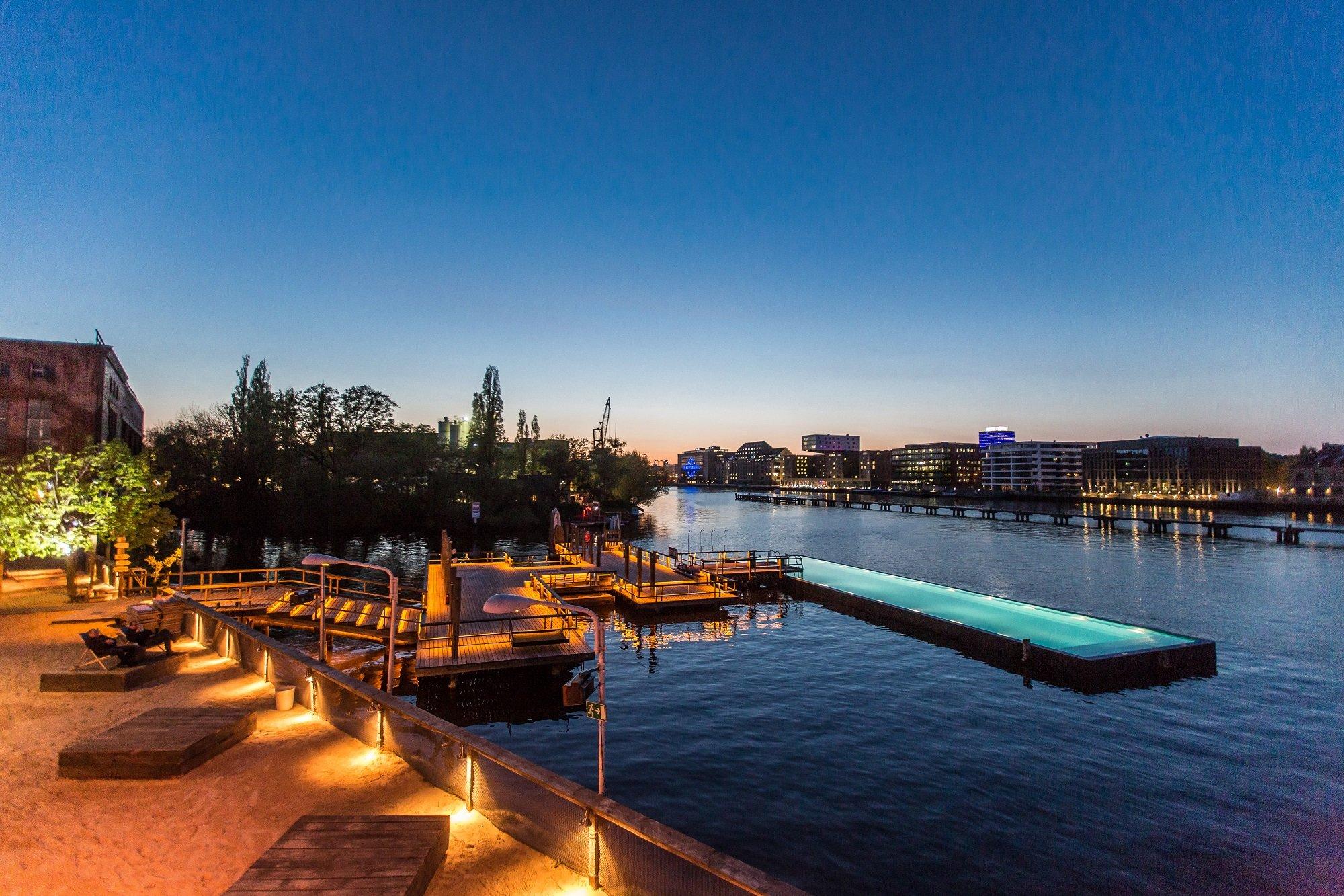 수영장 가장자리 (슈프레 강 및 오버바움 다리 배경)