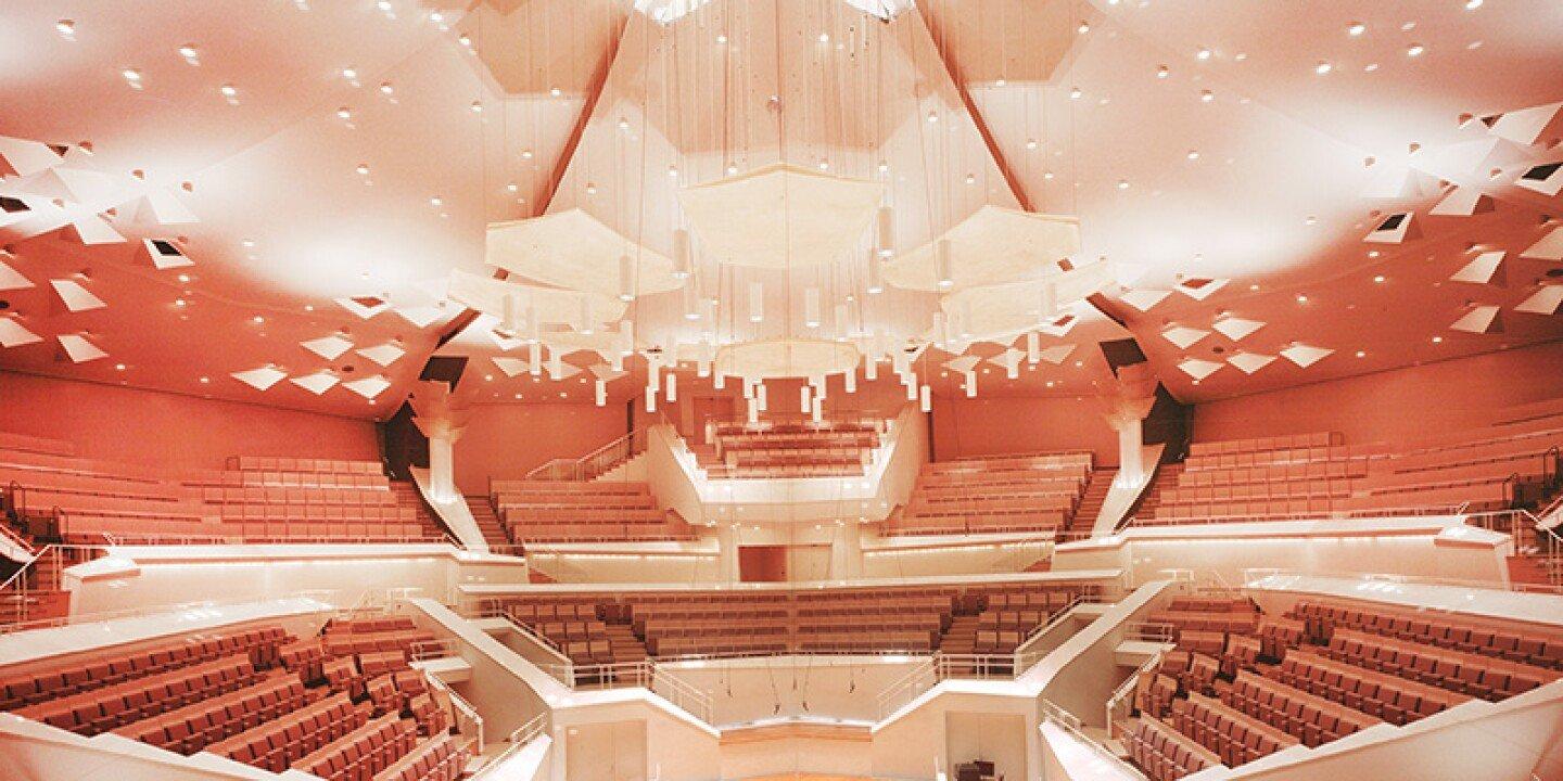 대공연장 내부 (빈야드 스타일 객석)