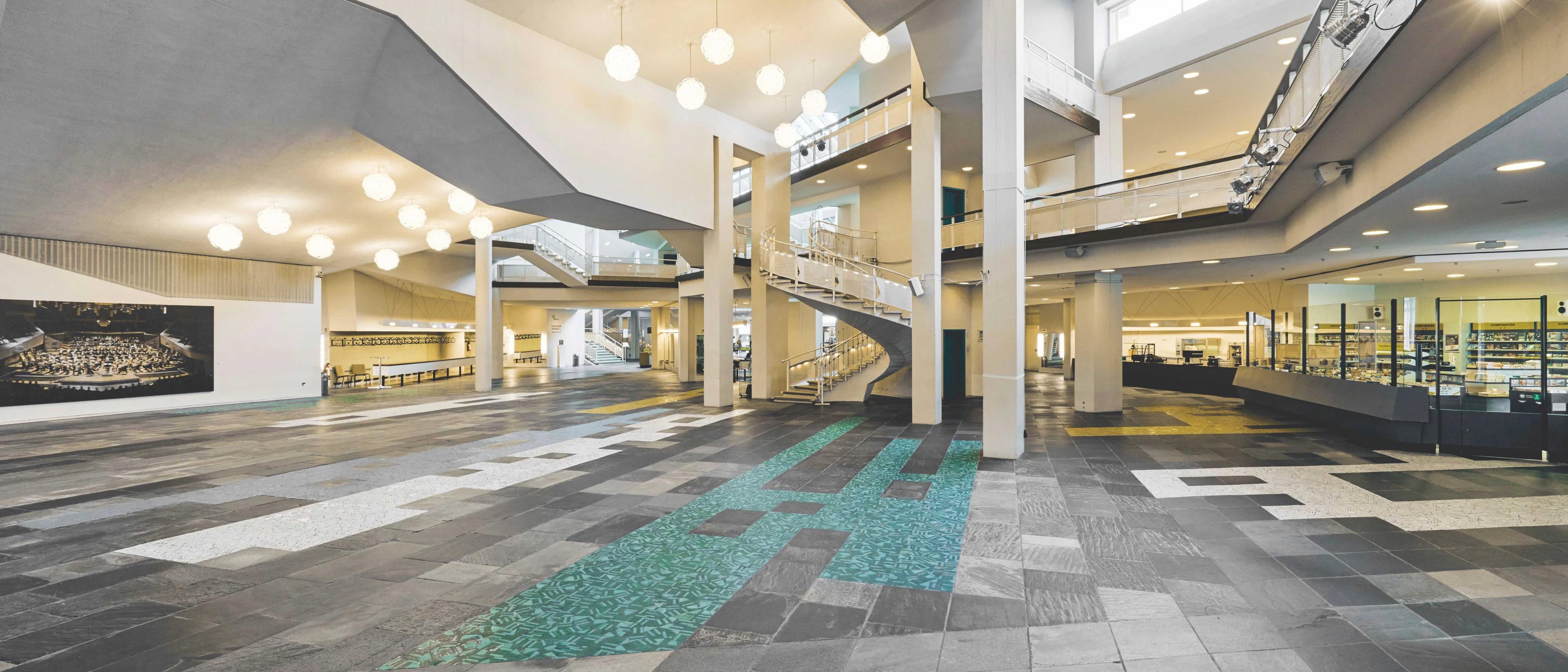 로비 및 계단 공간