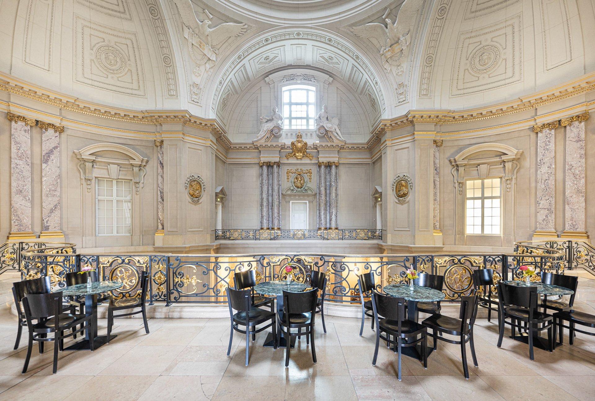 카페 내부 테라스 (Café Terrace)