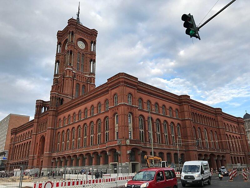 🏛️ 붉은 시청사 (로테스 라트하우스)