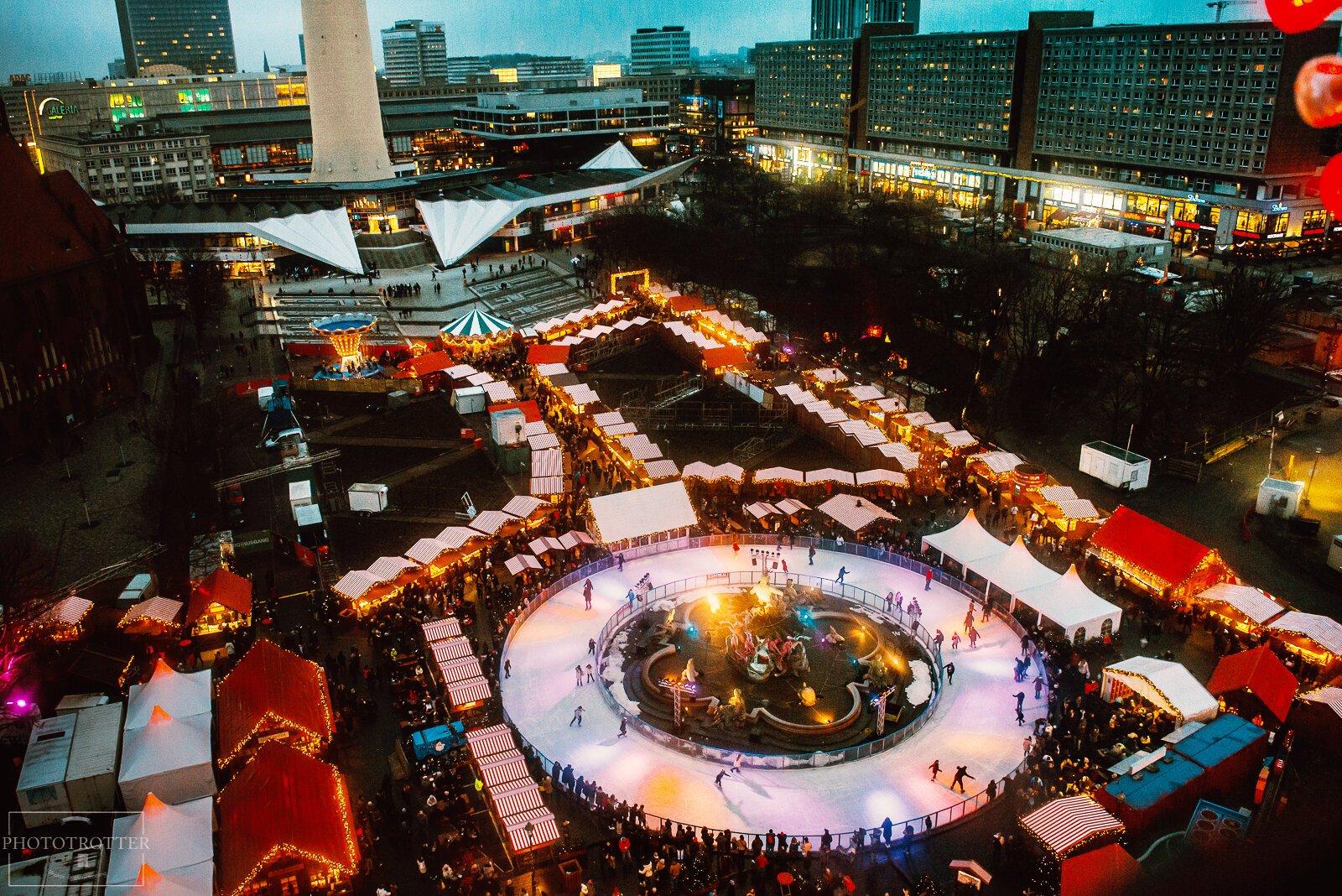 붉은 시청사 앞 크리스마스 마켓 전경