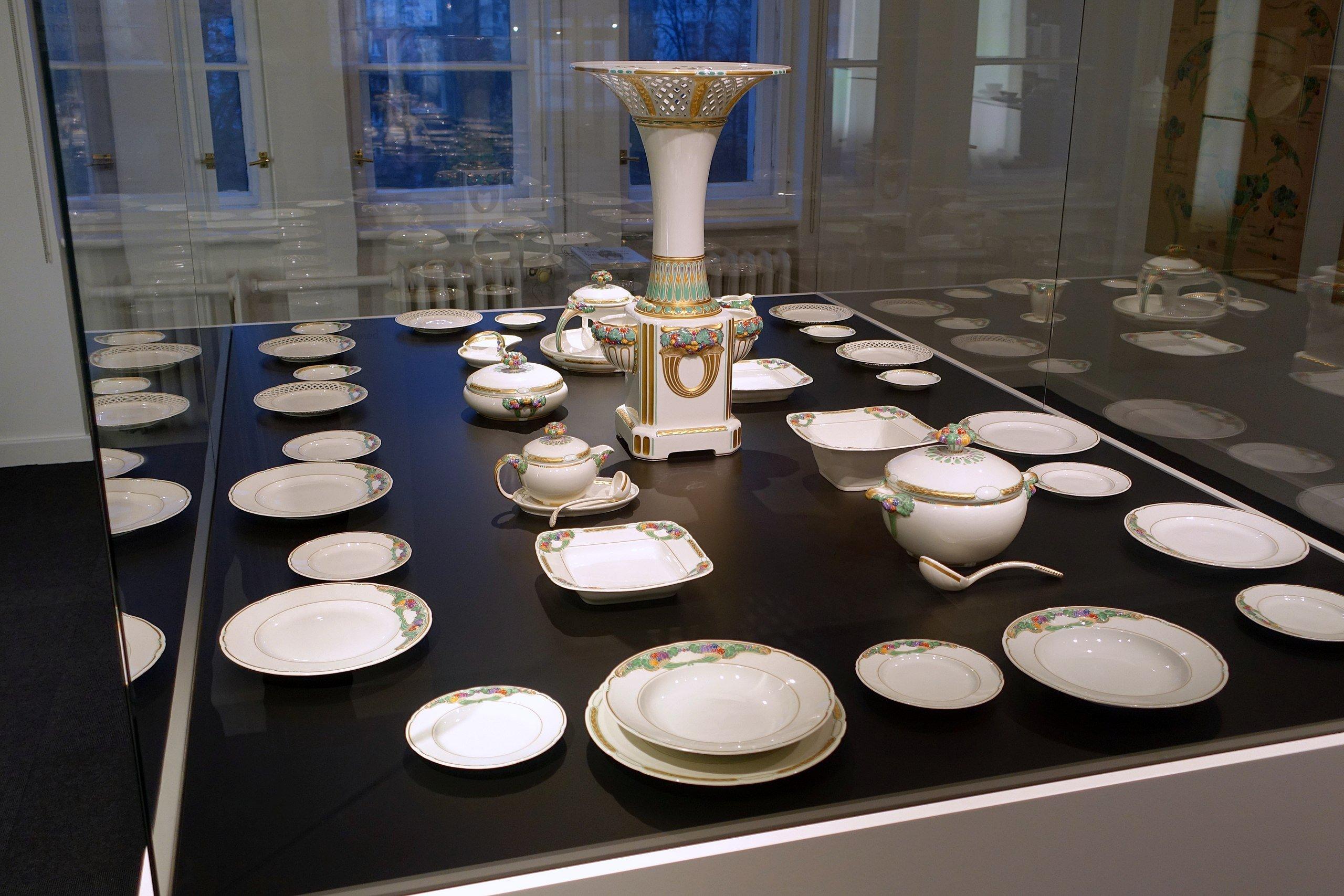 도자기 및 유리공예 진열장 앞