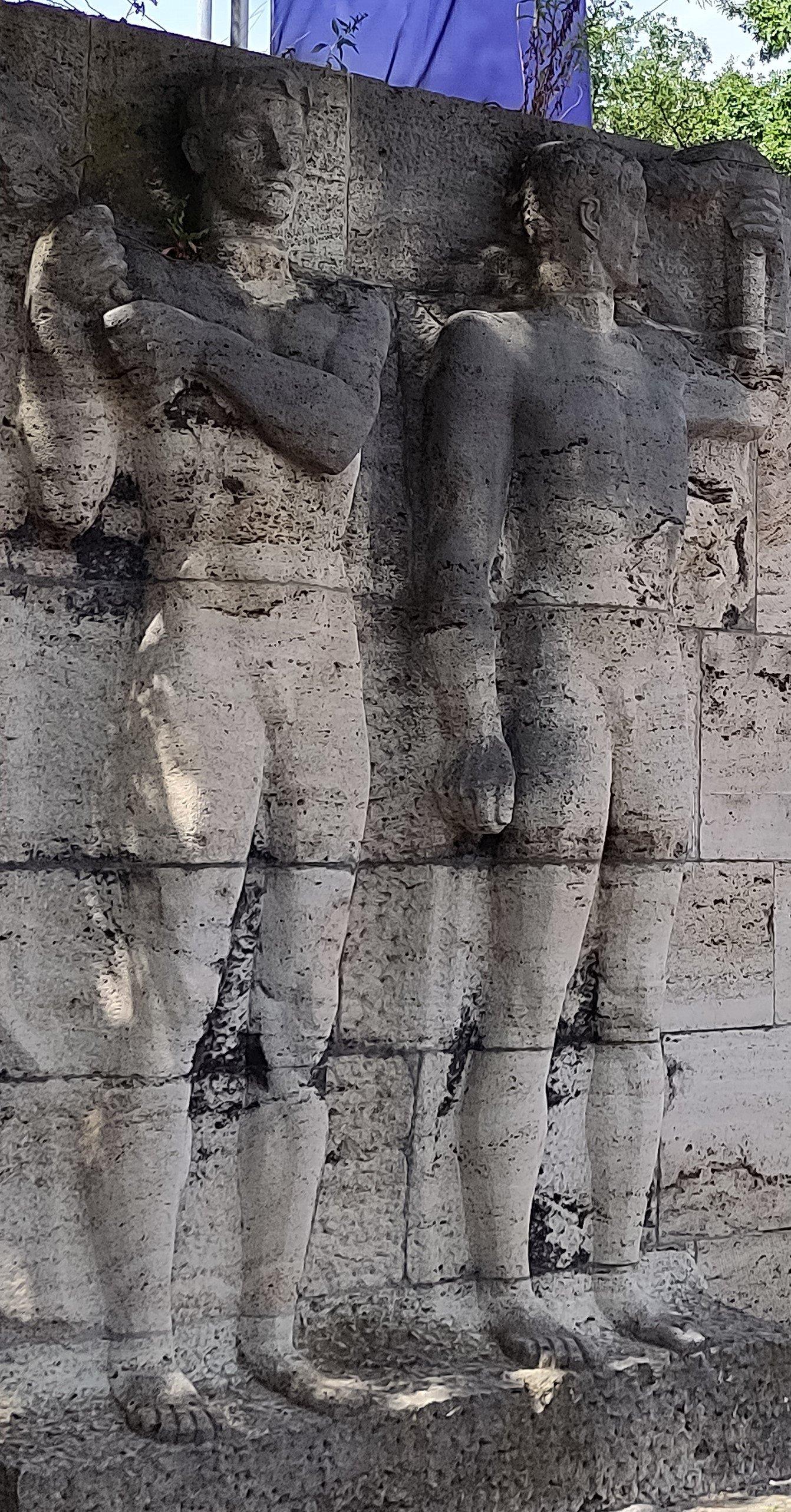 입구 고부조 장식