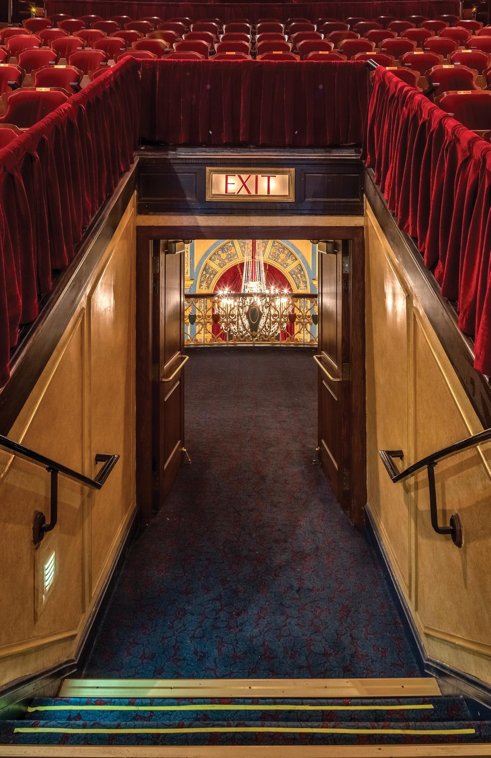 중앙 계단 및 로비