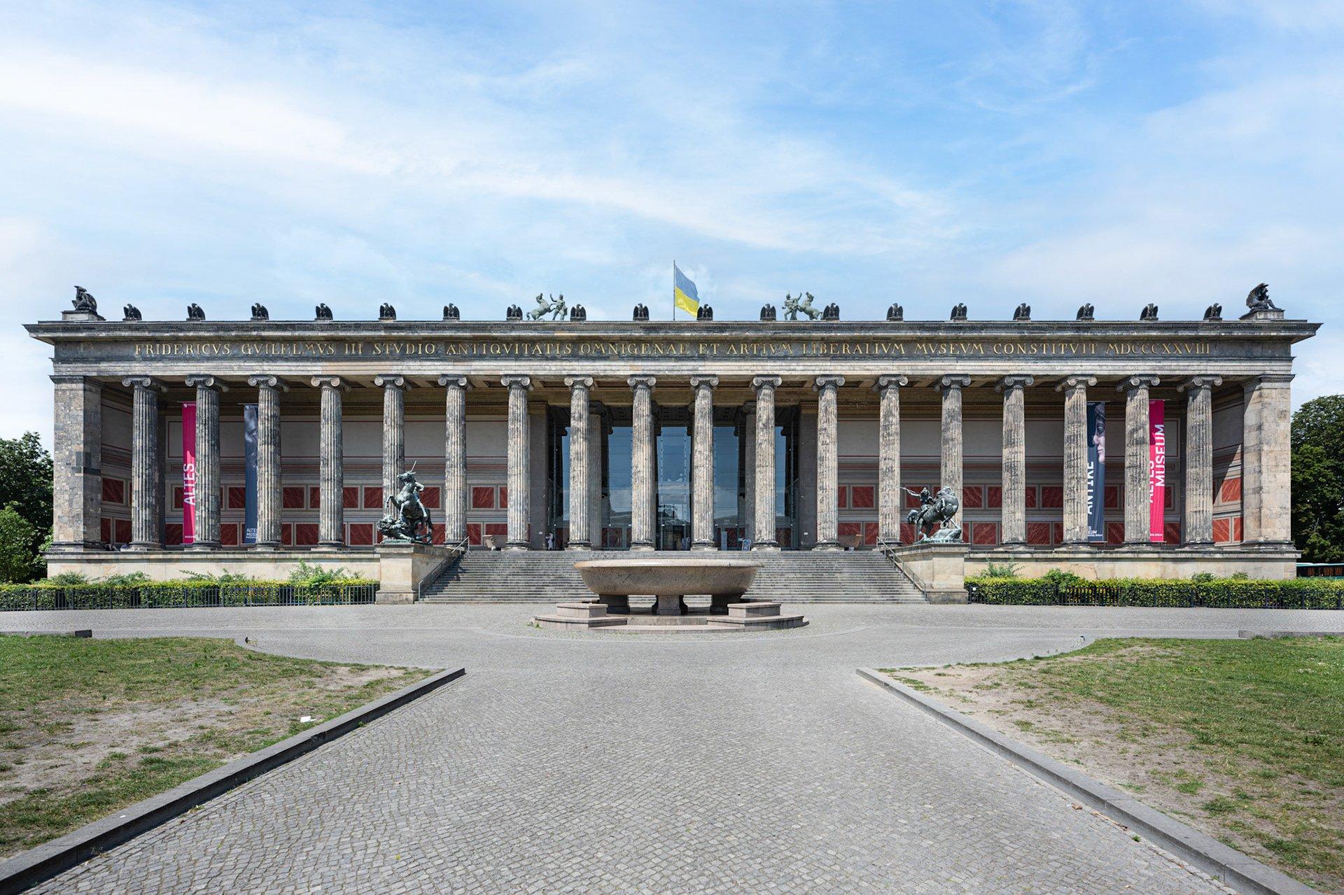 박물관 외부 파사드 (Museum Facade)