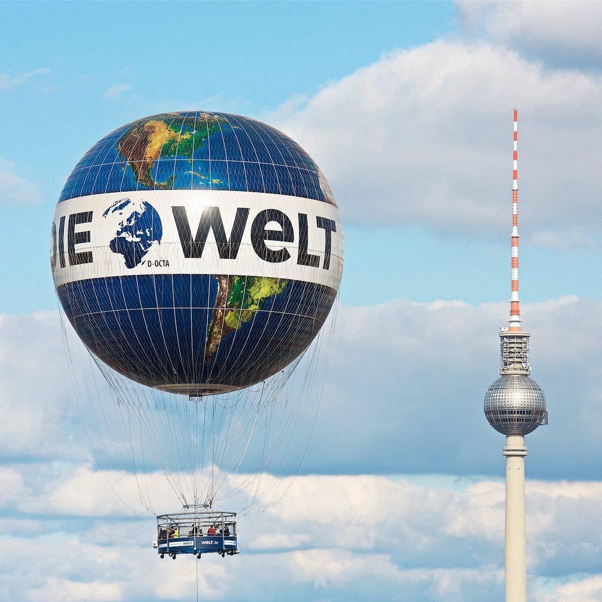 지상 탑승 대기 공간 (기구 배경)