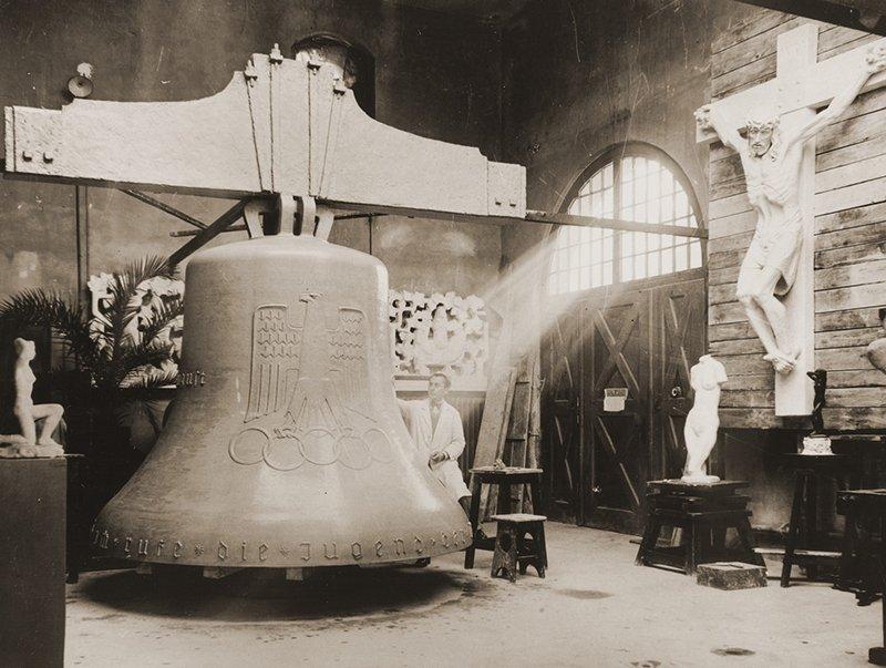 손상된 올림픽 종 (The Damaged Olympic Bell Of 1936)과 종탑