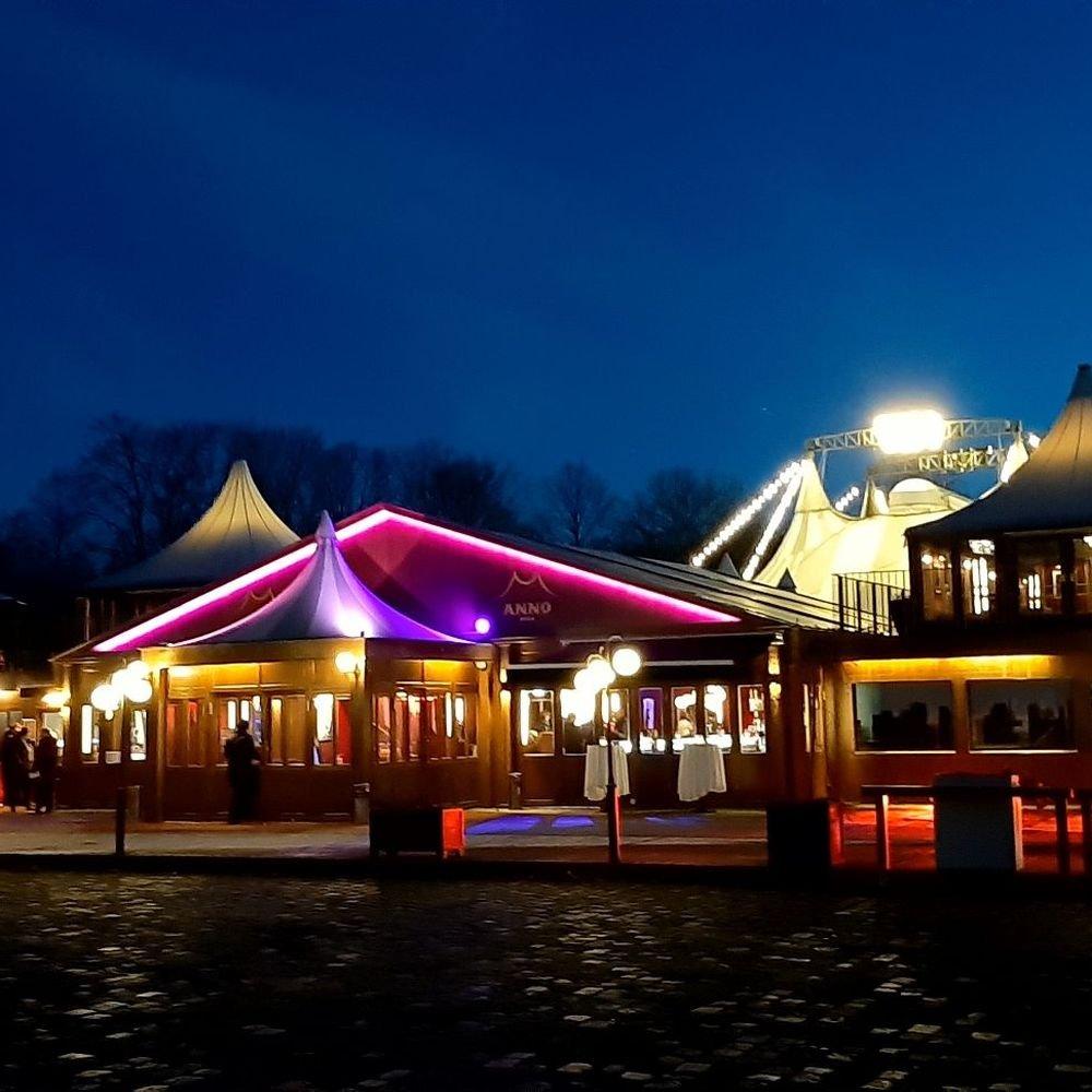 극장 외부 전경 (특히 야간)