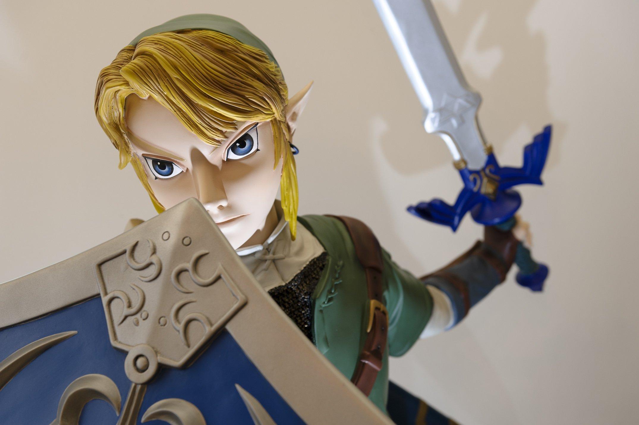 입구 유명 게임 캐릭터 동상