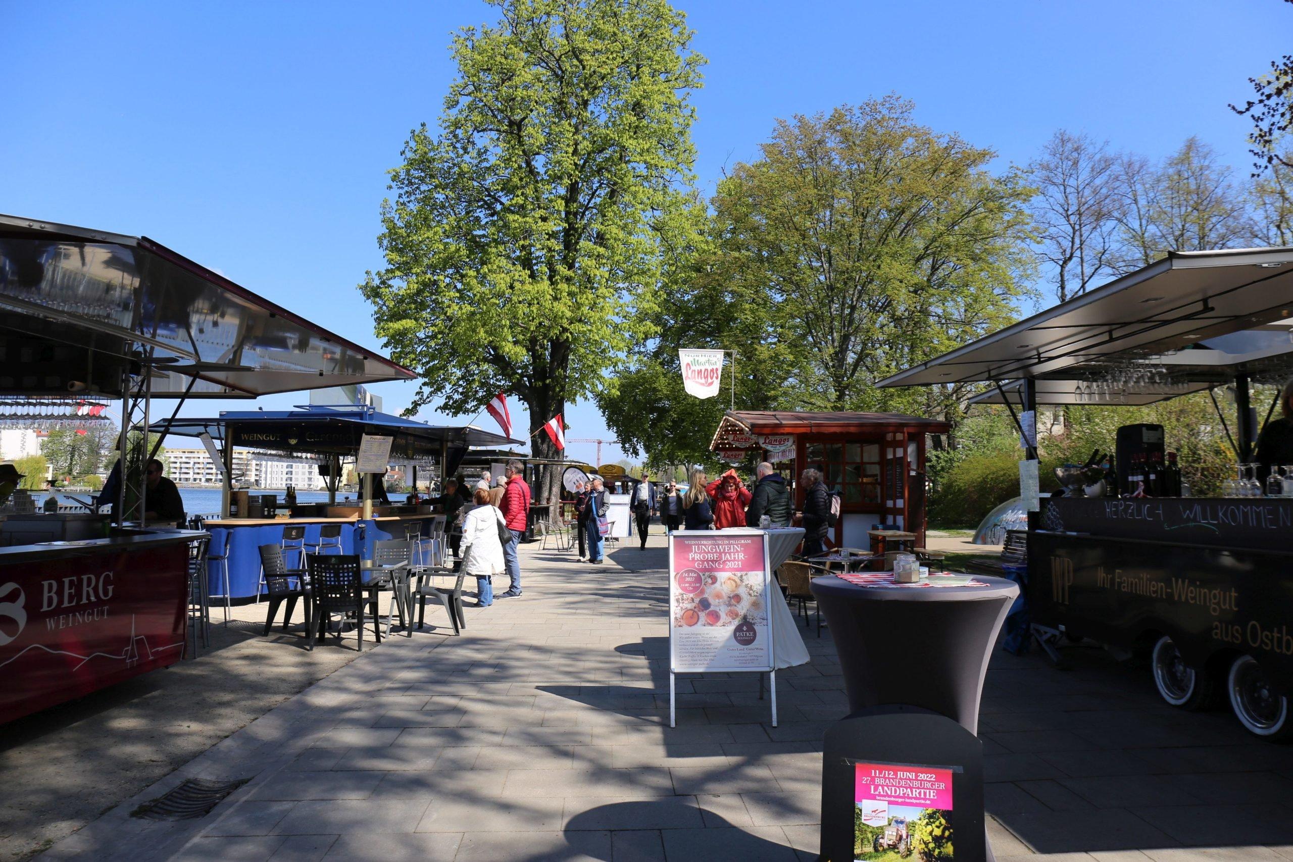 쾨페니크 와인 축제 풍경