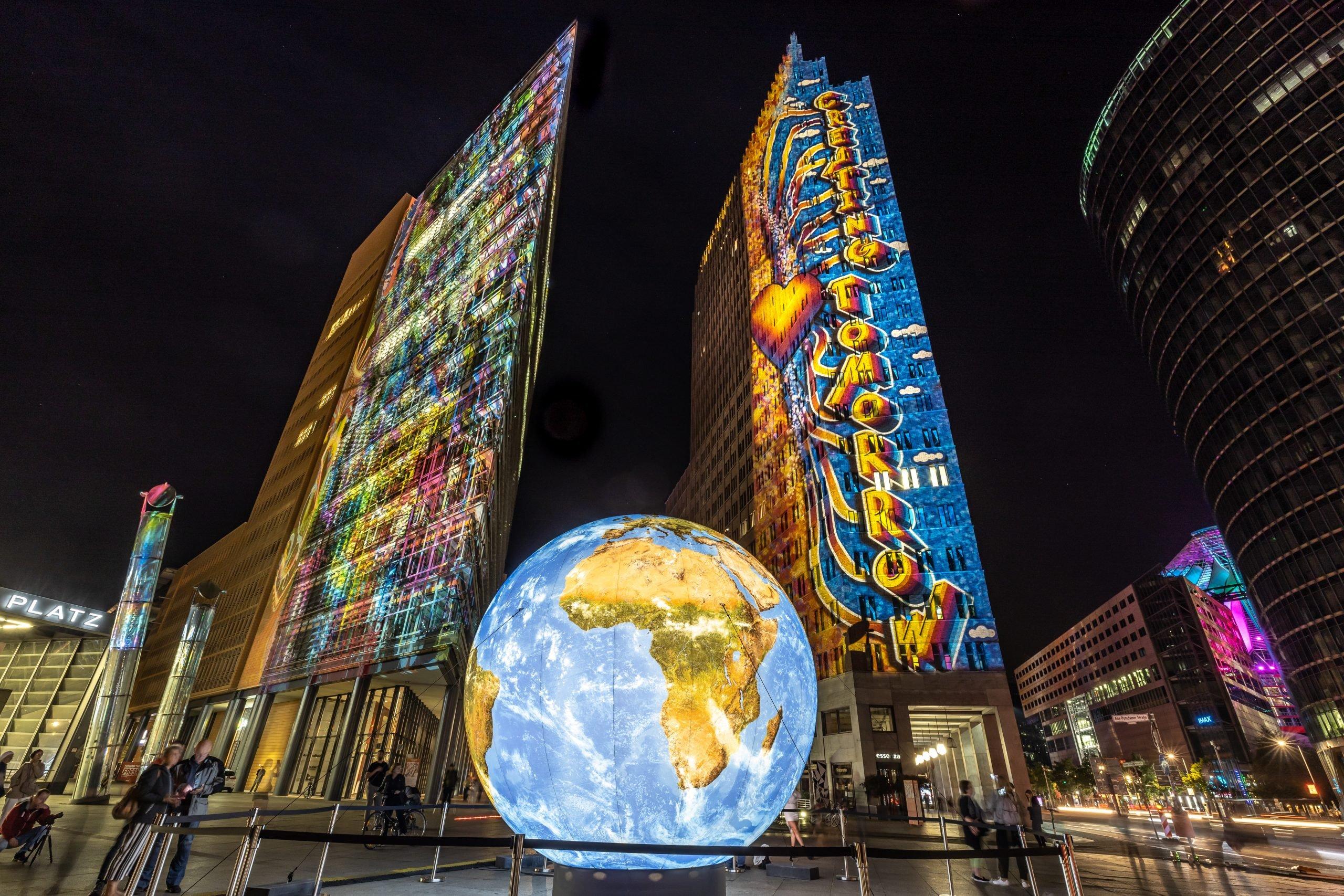 빛의 축제 기간 동안 조명으로 장식된 포츠다머 플라츠의 건물