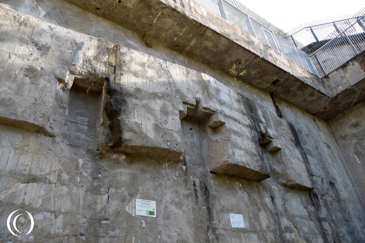 타워 외부 콘크리트 벽면