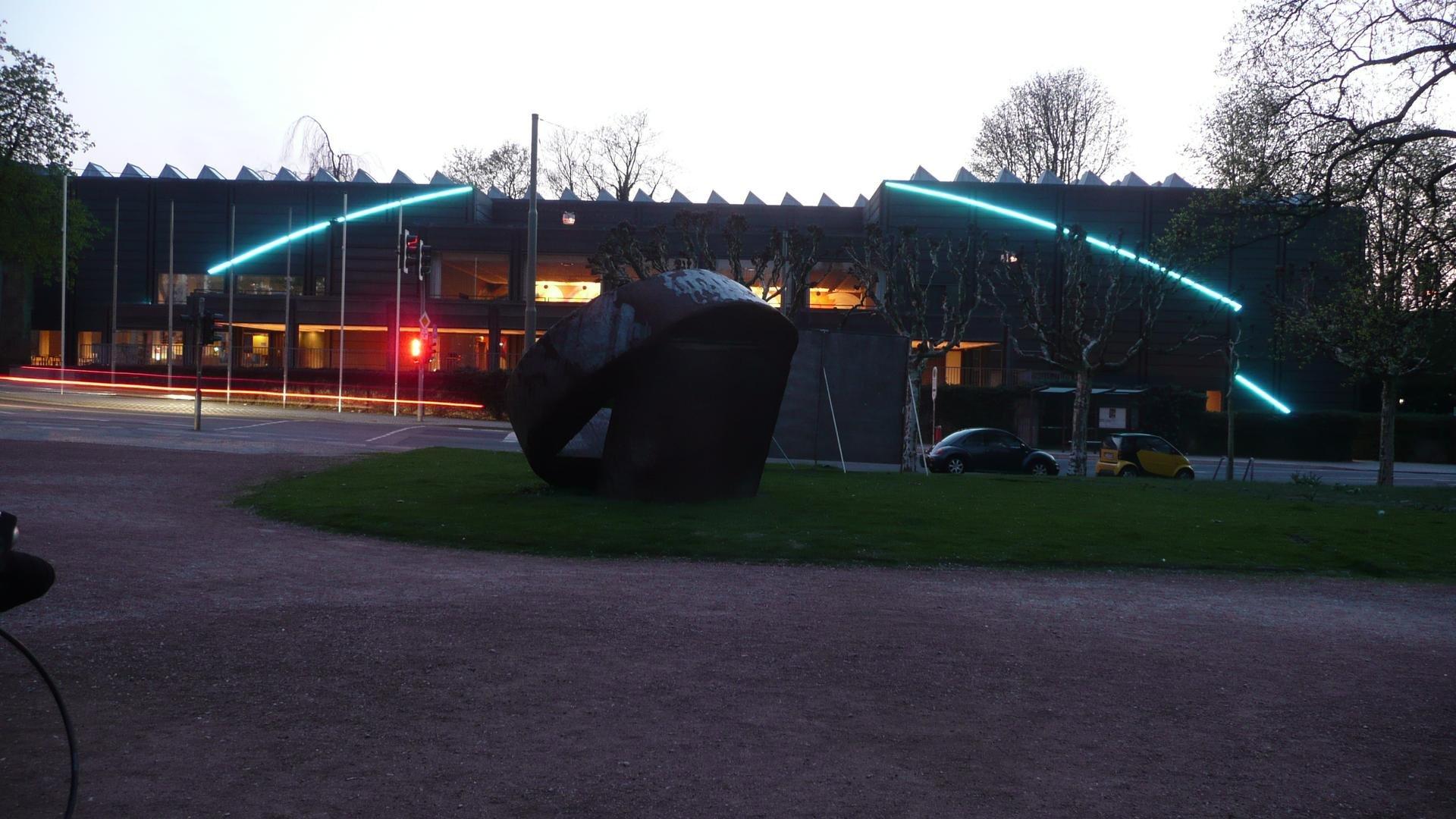 미술관 외관 (프랑수아 모렐레의 '스카이라인' 설치 작품)