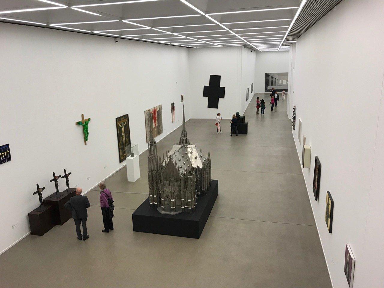 전시 작품과 함께 (관람 에티켓 준수)