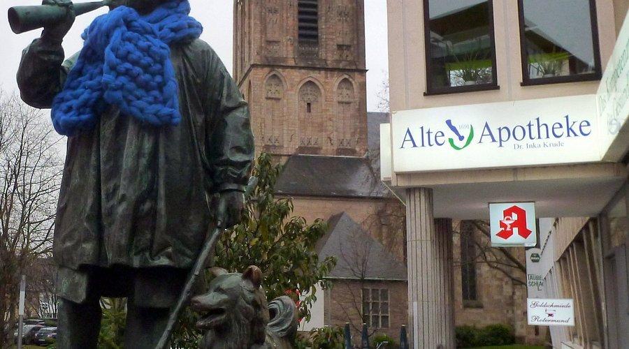 쿠히르텐 동상 정면