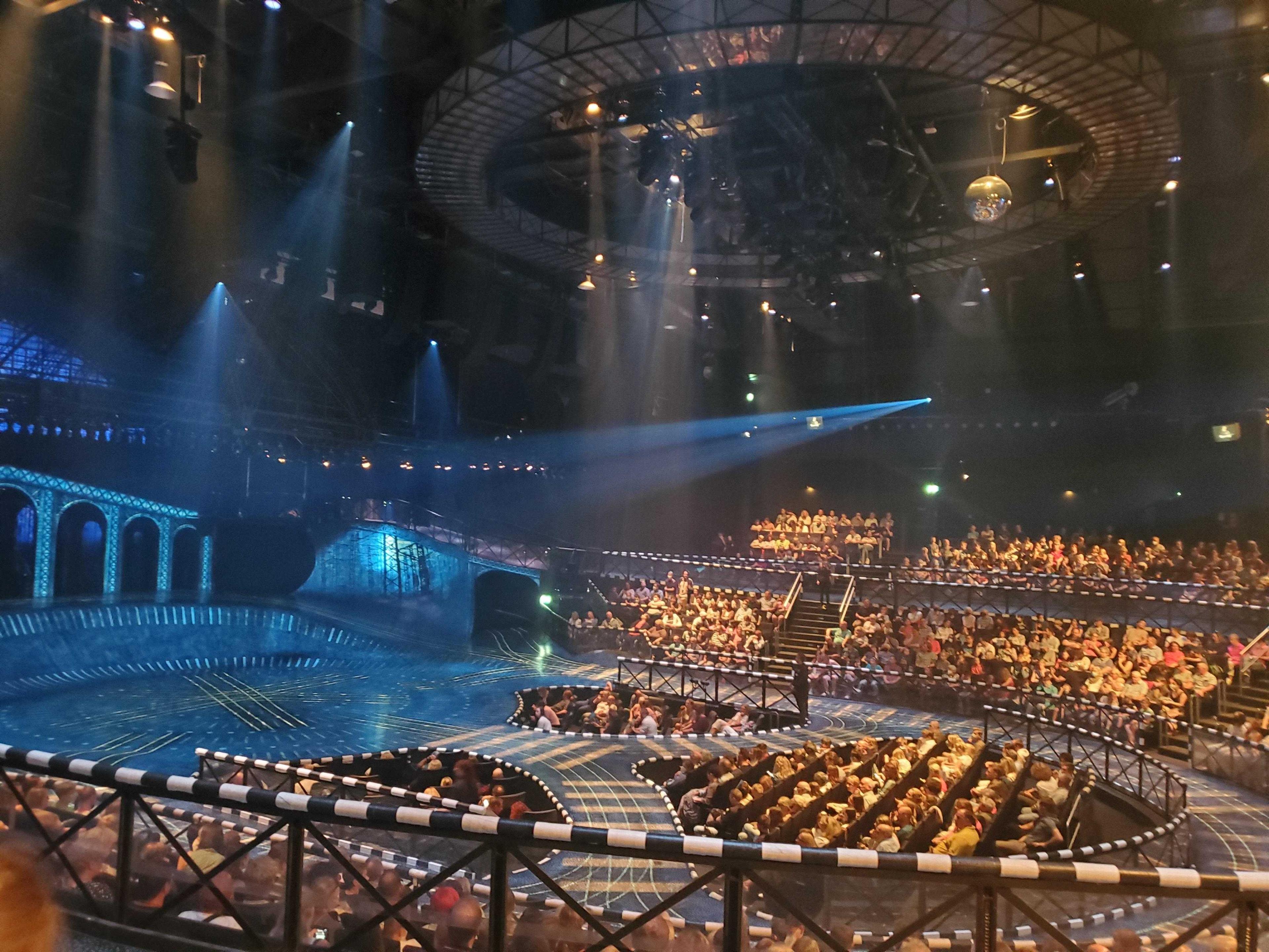 공연 시작 전/후 극장 내부 (무대 배경)