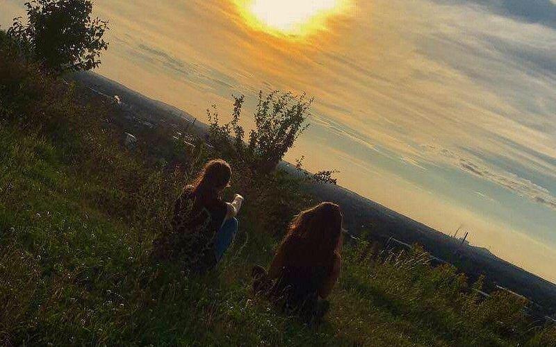 정상으로 향하는 산책로 주변