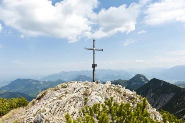 정상 십자가 조형물 근처