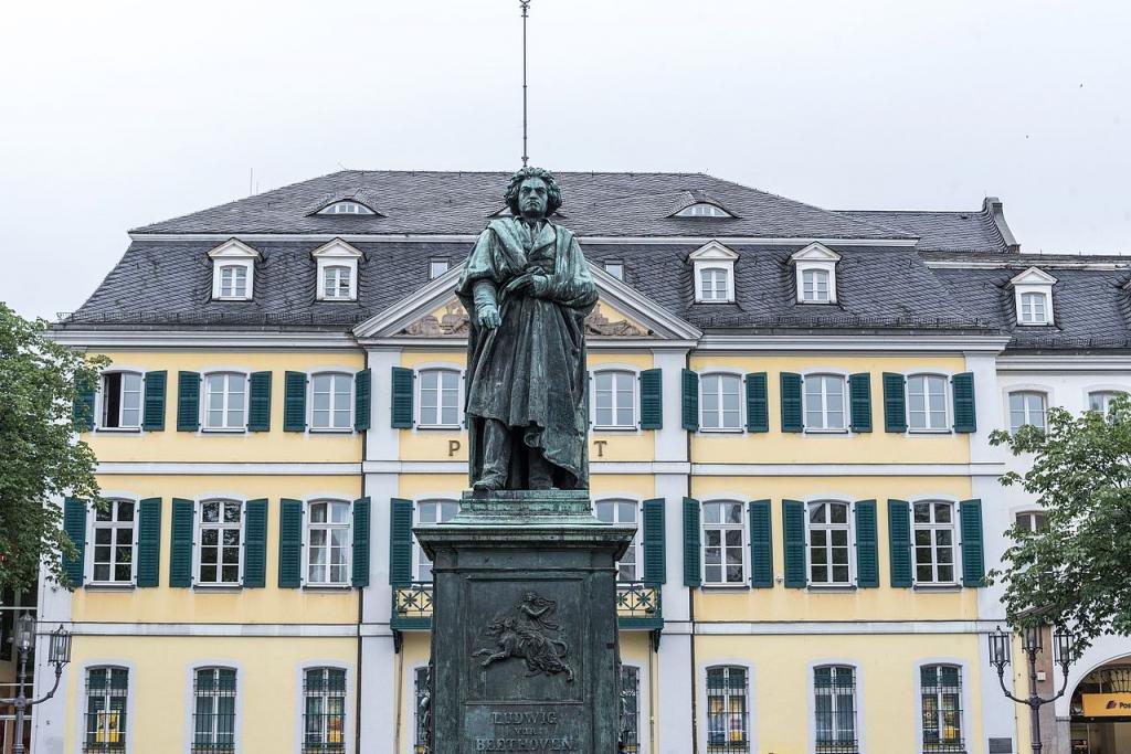 기념비 정면 (구 우체국 건물 배경)