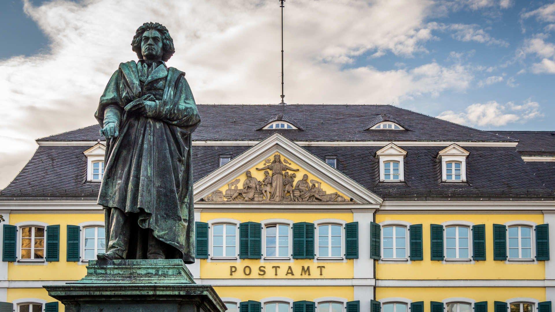 베토벤 동상 또는 기념물 주변 (있을 경우, 생가 근처)