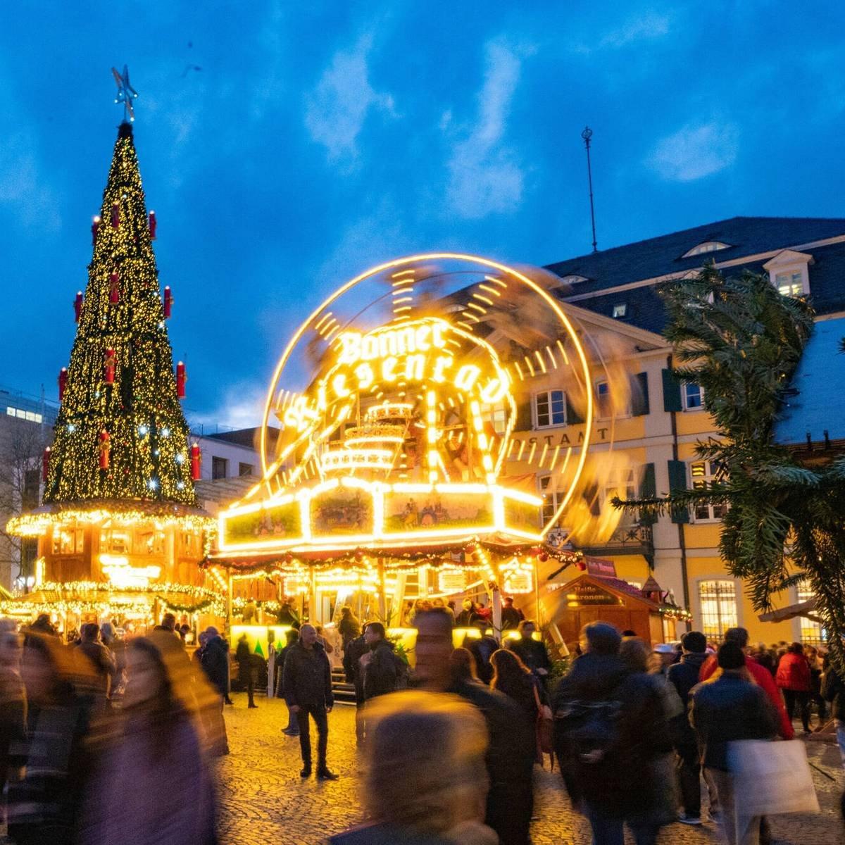 대형 크리스마스 트리 앞